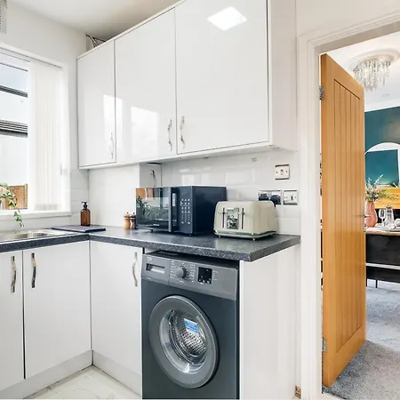Сasa de vacaciones Modern 3 Bedroom House With Ample Parking, Garden, Suitable For Families And Contractors, Near Solihull, Nec, Hs2